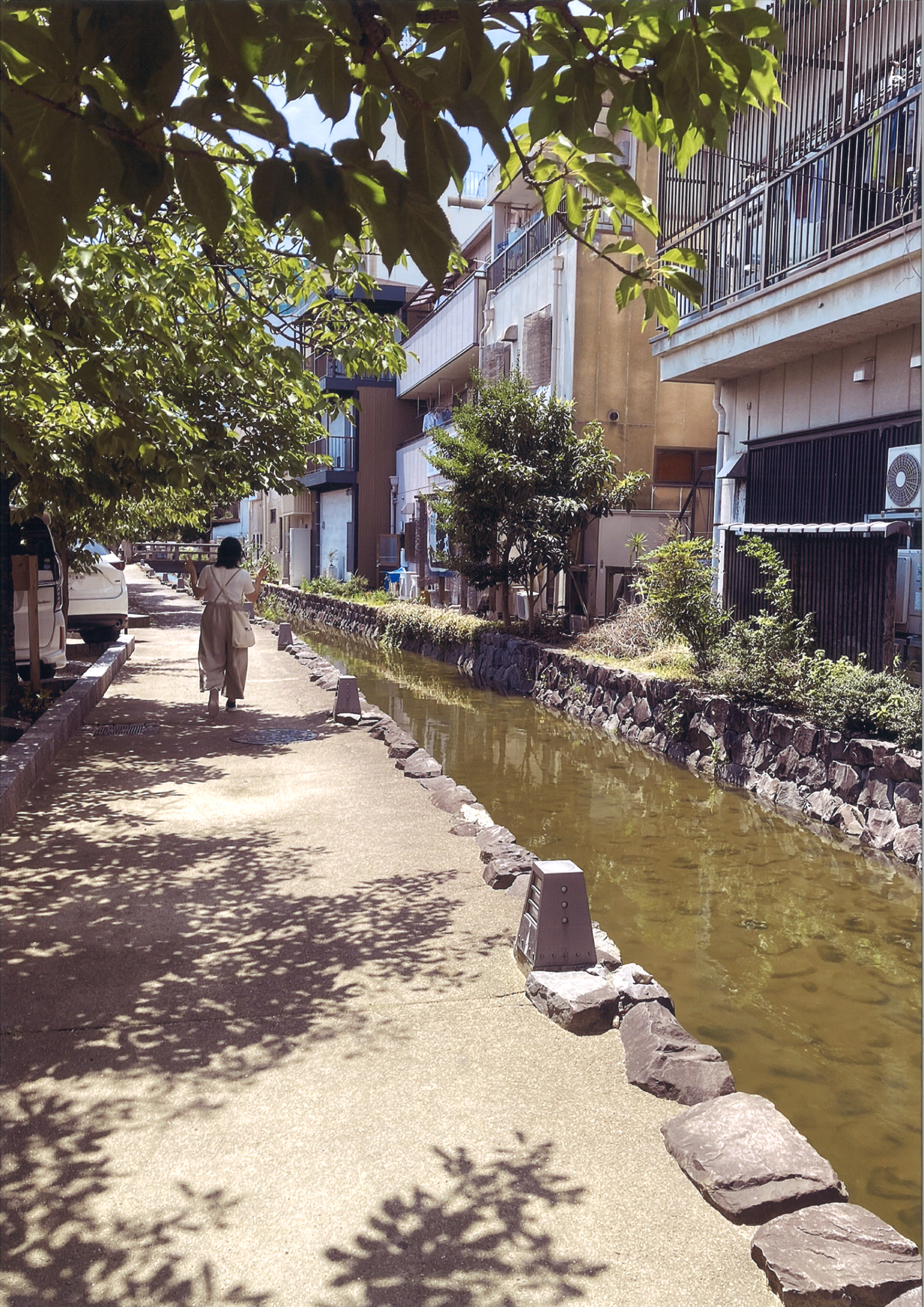 水辺に沿う建物